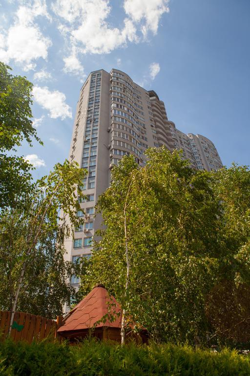 Apartment In 2 Min From Poznyaky Metro Station Kyiv Exterior photo