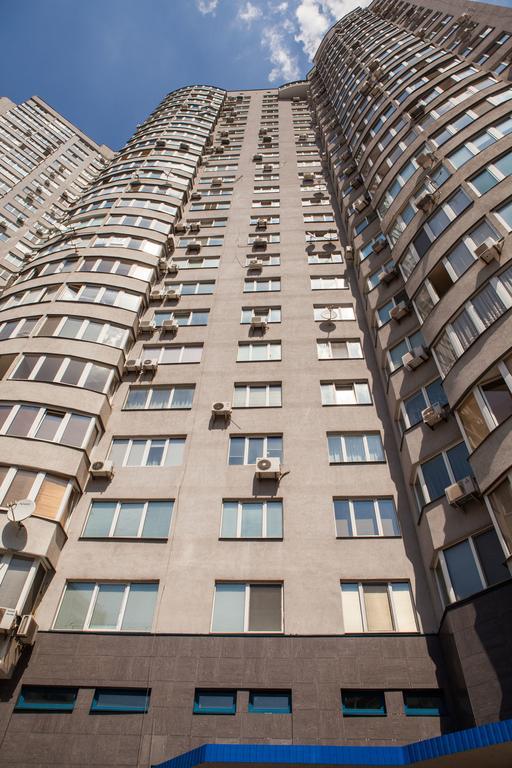 Apartment In 2 Min From Poznyaky Metro Station Kyiv Exterior photo