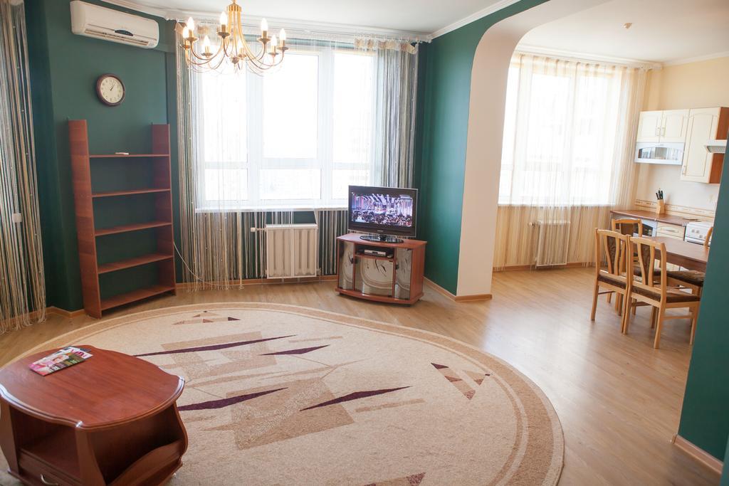 Apartment In 2 Min From Poznyaky Metro Station Kyiv Exterior photo
